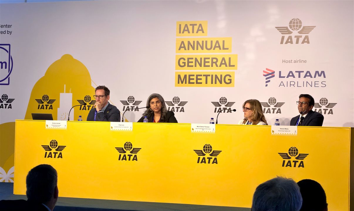 A sustentabilidade no setor virou assunto de um painel na tarde deste sábado (6), com a presença de Marie Thomsen, vice-presidente sênior de Sustentabilidade da Iata; Hemant Mistry, diretor de Transição de Energia da Iata; e Preeti Jain, Head de Net Zero Research da Iata