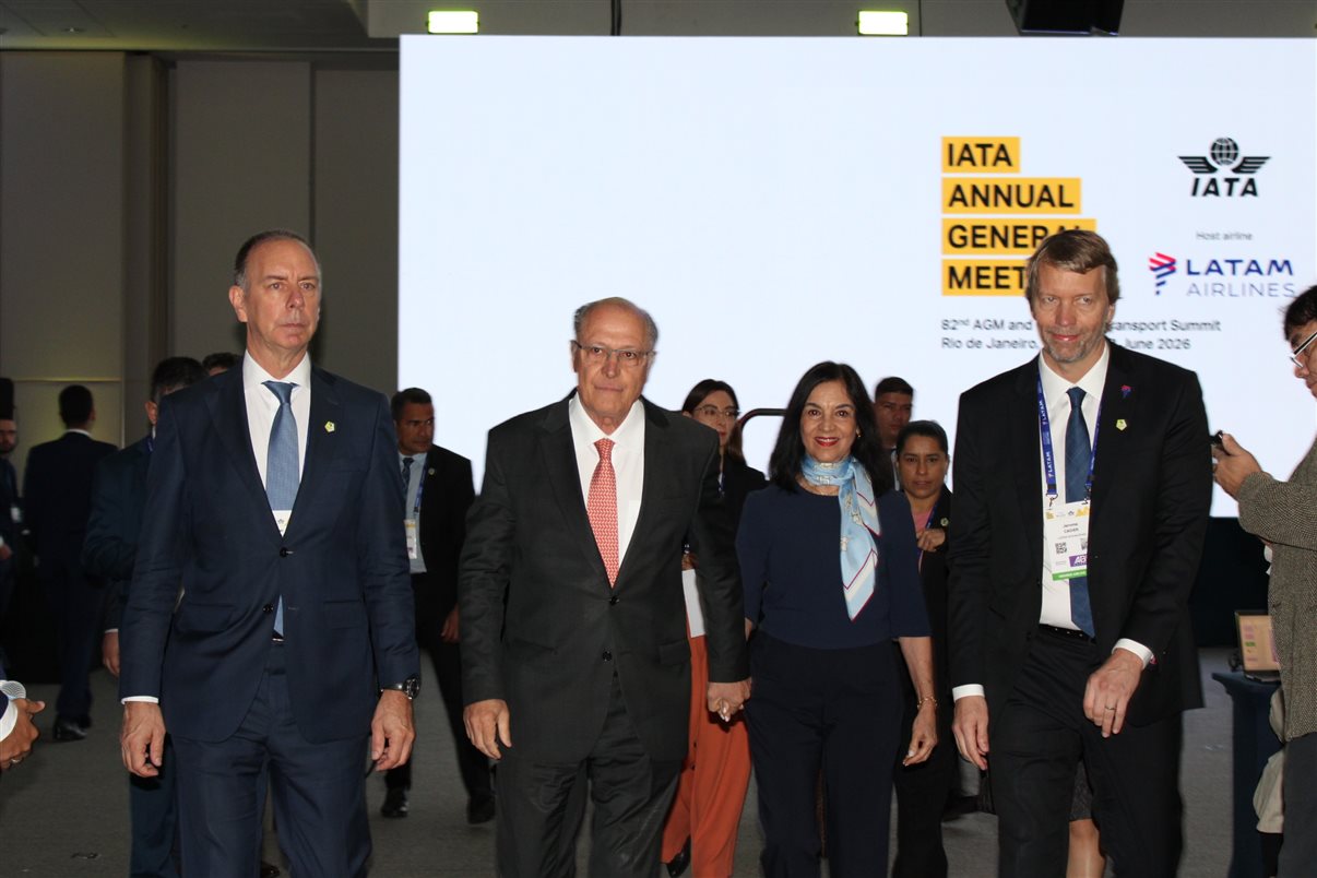 Daniel Longo e Clarissa Barros, do Ministério de Portos e Aeroportos, Renata Fonseca e Alberto Fajerman, da Gol, e Juliano Noman, da Abear