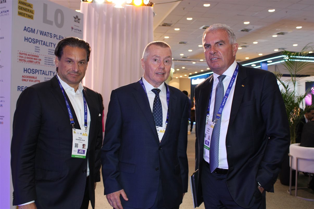 Tamur Goudarzi, da Lufthansa, Willie Walsh, diretor-geral da Iata, e Carsten Spohr, CEO do Grupo Lufthansa
