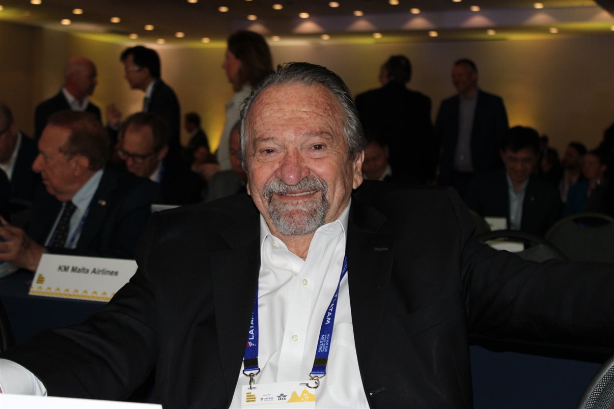 Daniel Longo e Clarissa Barros, do Ministério de Portos e Aeroportos, Renata Fonseca e Alberto Fajerman, da Gol, e Juliano Noman, da Abear
