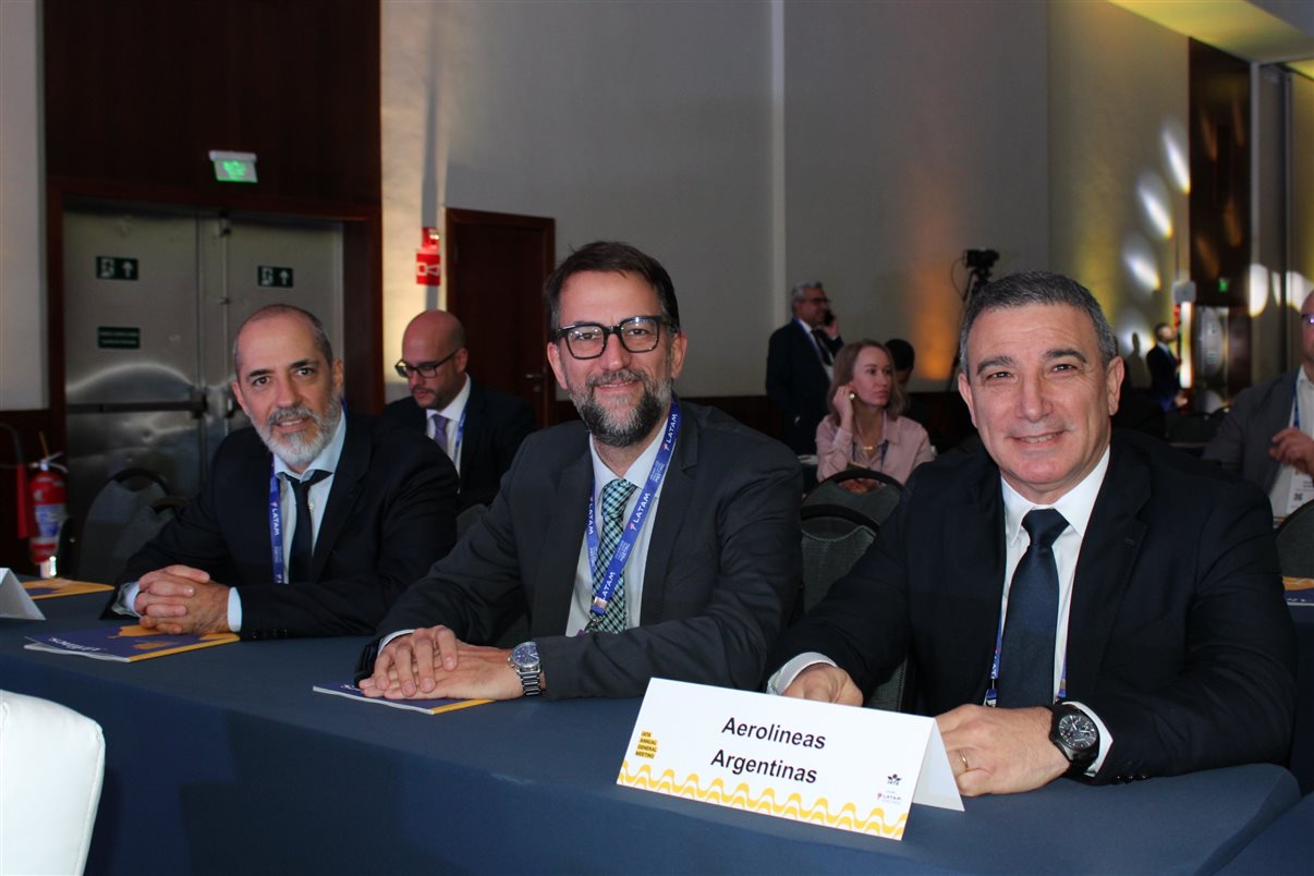Daniel Longo e Clarissa Barros, do Ministério de Portos e Aeroportos, Renata Fonseca e Alberto Fajerman, da Gol, e Juliano Noman, da Abear