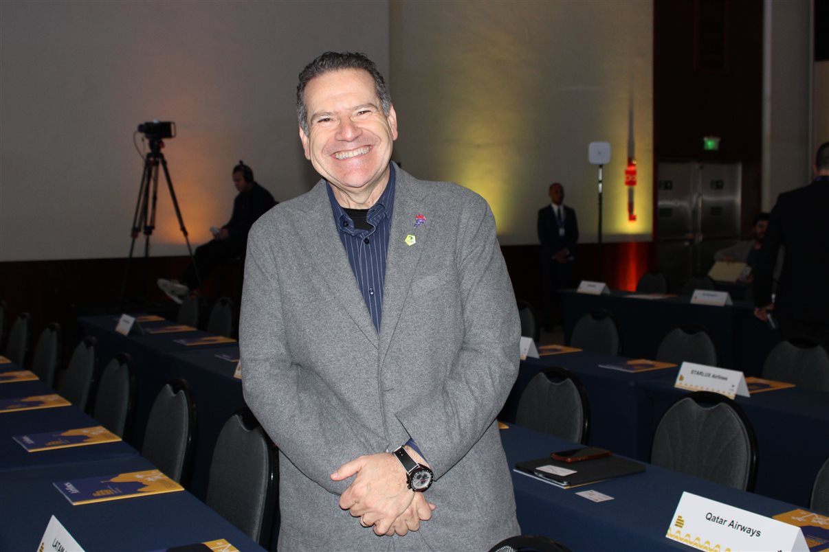 Daniel Longo e Clarissa Barros, do Ministério de Portos e Aeroportos, Renata Fonseca e Alberto Fajerman, da Gol, e Juliano Noman, da Abear