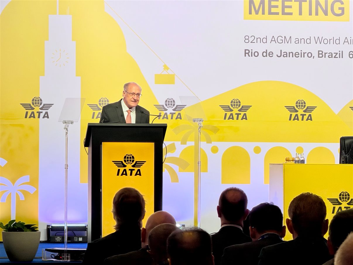 Daniel Longo e Clarissa Barros, do Ministério de Portos e Aeroportos, Renata Fonseca e Alberto Fajerman, da Gol, e Juliano Noman, da Abear