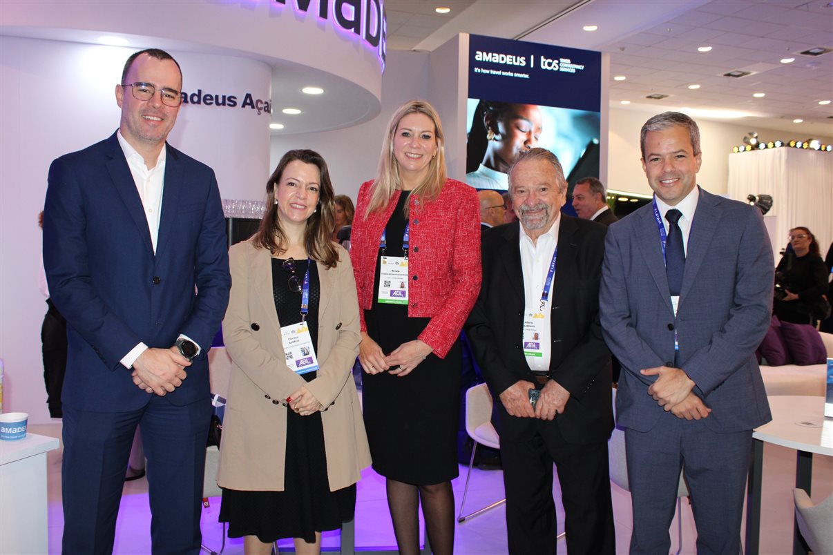 Daniel Longo e Clarissa Barros, do Ministério de Portos e Aeroportos, Renata Fonseca e Alberto Fajerman, da Gol, e Juliano Noman, da Abear