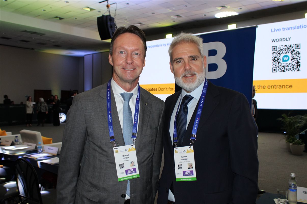 Daniel Longo e Clarissa Barros, do Ministério de Portos e Aeroportos, Renata Fonseca e Alberto Fajerman, da Gol, e Juliano Noman, da Abear
