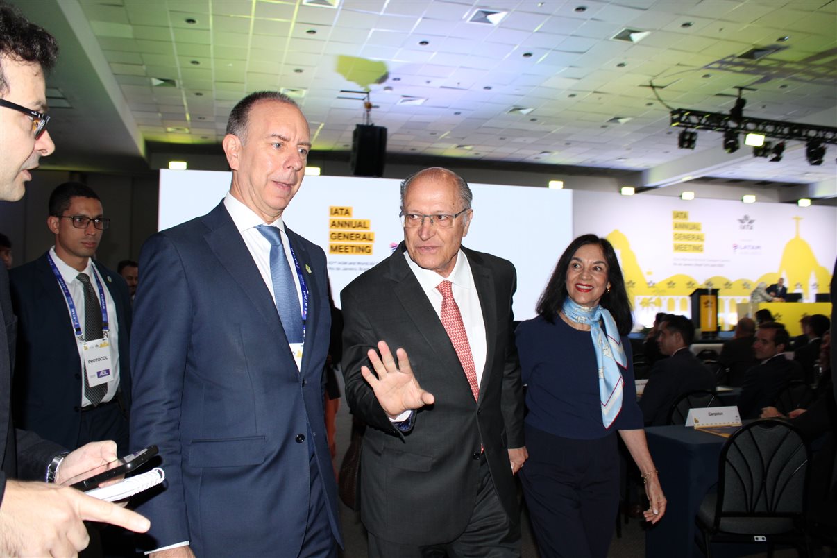 Daniel Longo e Clarissa Barros, do Ministério de Portos e Aeroportos, Renata Fonseca e Alberto Fajerman, da Gol, e Juliano Noman, da Abear