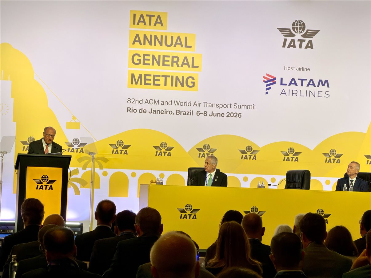 Daniel Longo e Clarissa Barros, do Ministério de Portos e Aeroportos, Renata Fonseca e Alberto Fajerman, da Gol, e Juliano Noman, da Abear