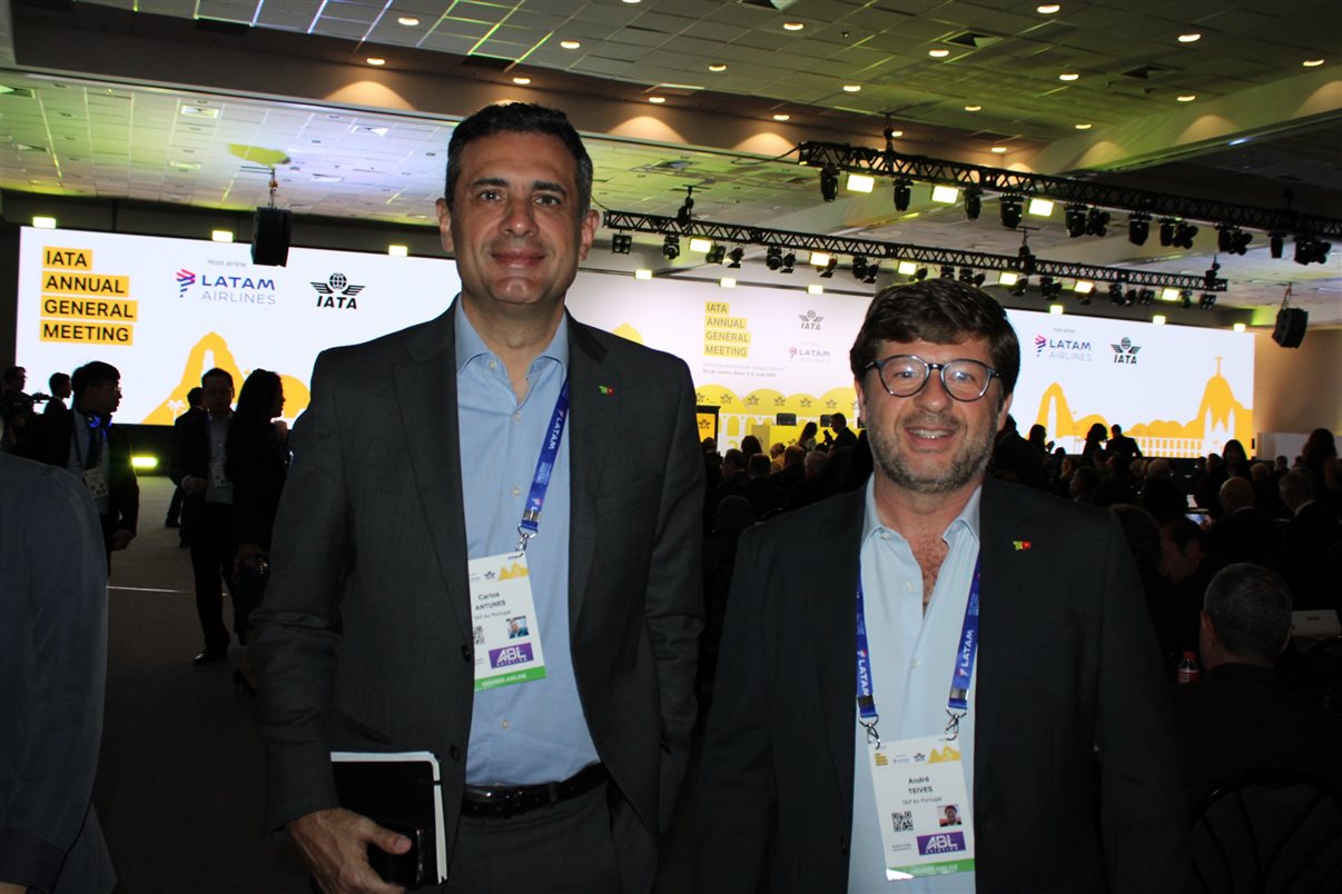 Daniel Longo e Clarissa Barros, do Ministério de Portos e Aeroportos, Renata Fonseca e Alberto Fajerman, da Gol, e Juliano Noman, da Abear