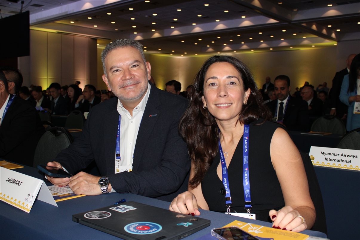 Daniel Longo e Clarissa Barros, do Ministério de Portos e Aeroportos, Renata Fonseca e Alberto Fajerman, da Gol, e Juliano Noman, da Abear