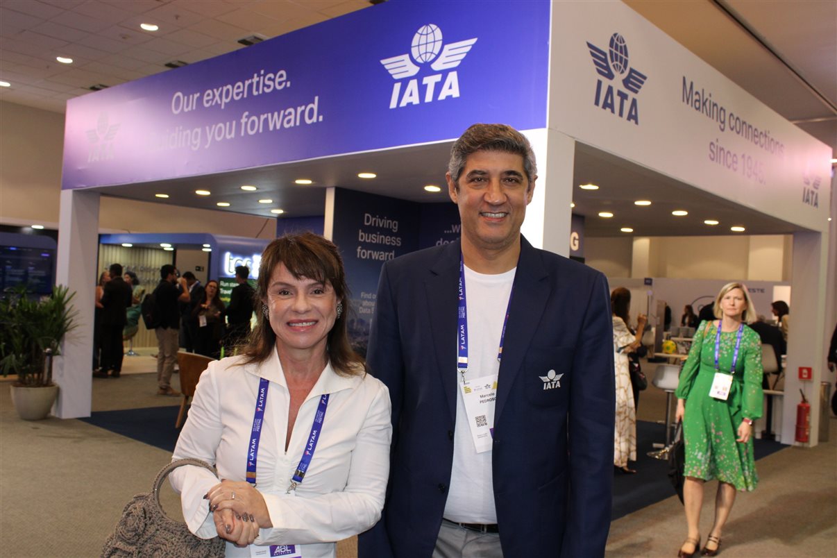 Daniel Longo e Clarissa Barros, do Ministério de Portos e Aeroportos, Renata Fonseca e Alberto Fajerman, da Gol, e Juliano Noman, da Abear