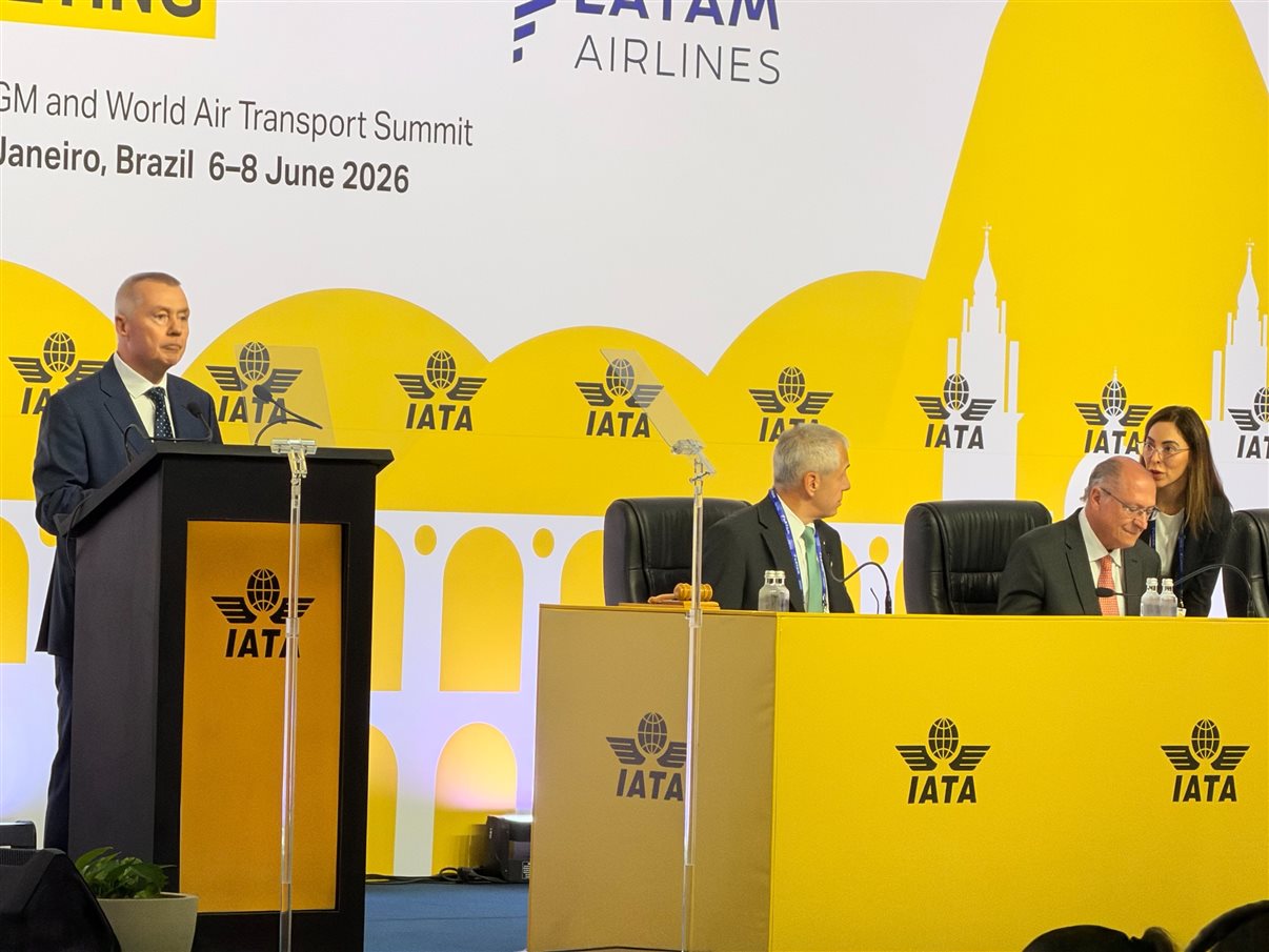 Daniel Longo e Clarissa Barros, do Ministério de Portos e Aeroportos, Renata Fonseca e Alberto Fajerman, da Gol, e Juliano Noman, da Abear