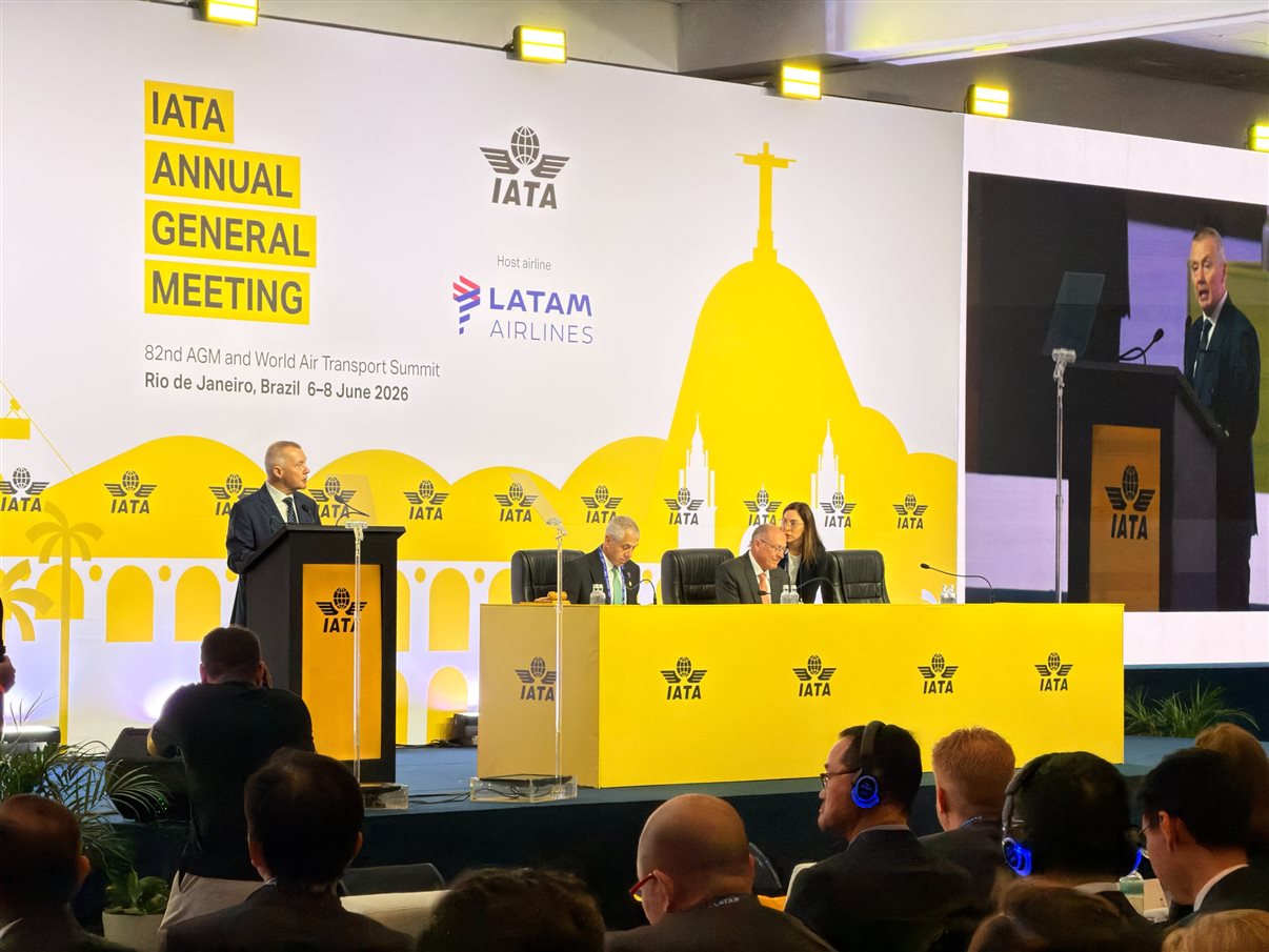 Daniel Longo e Clarissa Barros, do Ministério de Portos e Aeroportos, Renata Fonseca e Alberto Fajerman, da Gol, e Juliano Noman, da Abear