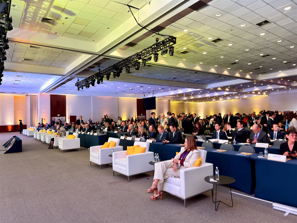 Daniel Longo e Clarissa Barros, do Ministério de Portos e Aeroportos, Renata Fonseca e Alberto Fajerman, da Gol, e Juliano Noman, da Abear