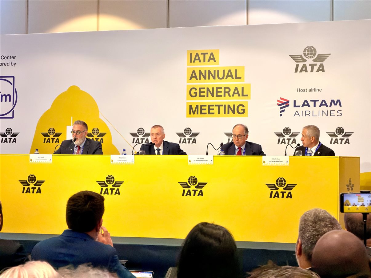Daniel Longo e Clarissa Barros, do Ministério de Portos e Aeroportos, Renata Fonseca e Alberto Fajerman, da Gol, e Juliano Noman, da Abear