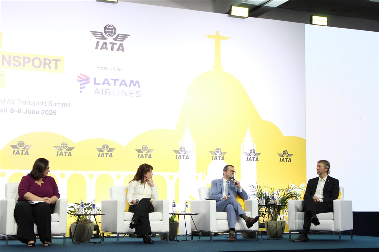 Daniel Longo e Clarissa Barros, do Ministério de Portos e Aeroportos, Renata Fonseca e Alberto Fajerman, da Gol, e Juliano Noman, da Abear
