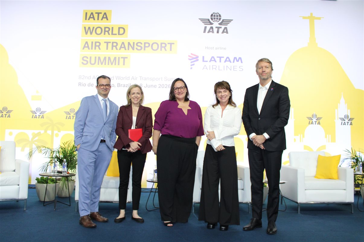 Fábio Carvalho, da ABR, Claire Sebastian, da CNN, Mariana Aldrigui, da USP, Jeanine Pires, da Pires Inteligência em Turismo, e Jerome Cadier, da Latam Brasil