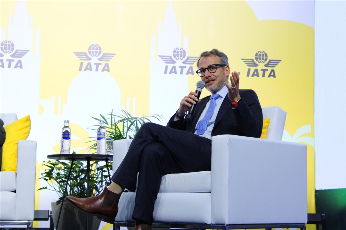 Daniel Longo e Clarissa Barros, do Ministério de Portos e Aeroportos, Renata Fonseca e Alberto Fajerman, da Gol, e Juliano Noman, da Abear