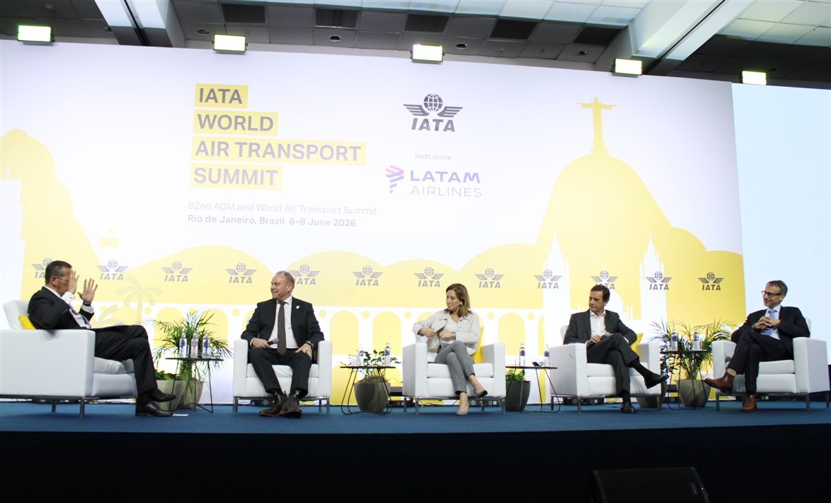 Daniel Longo e Clarissa Barros, do Ministério de Portos e Aeroportos, Renata Fonseca e Alberto Fajerman, da Gol, e Juliano Noman, da Abear