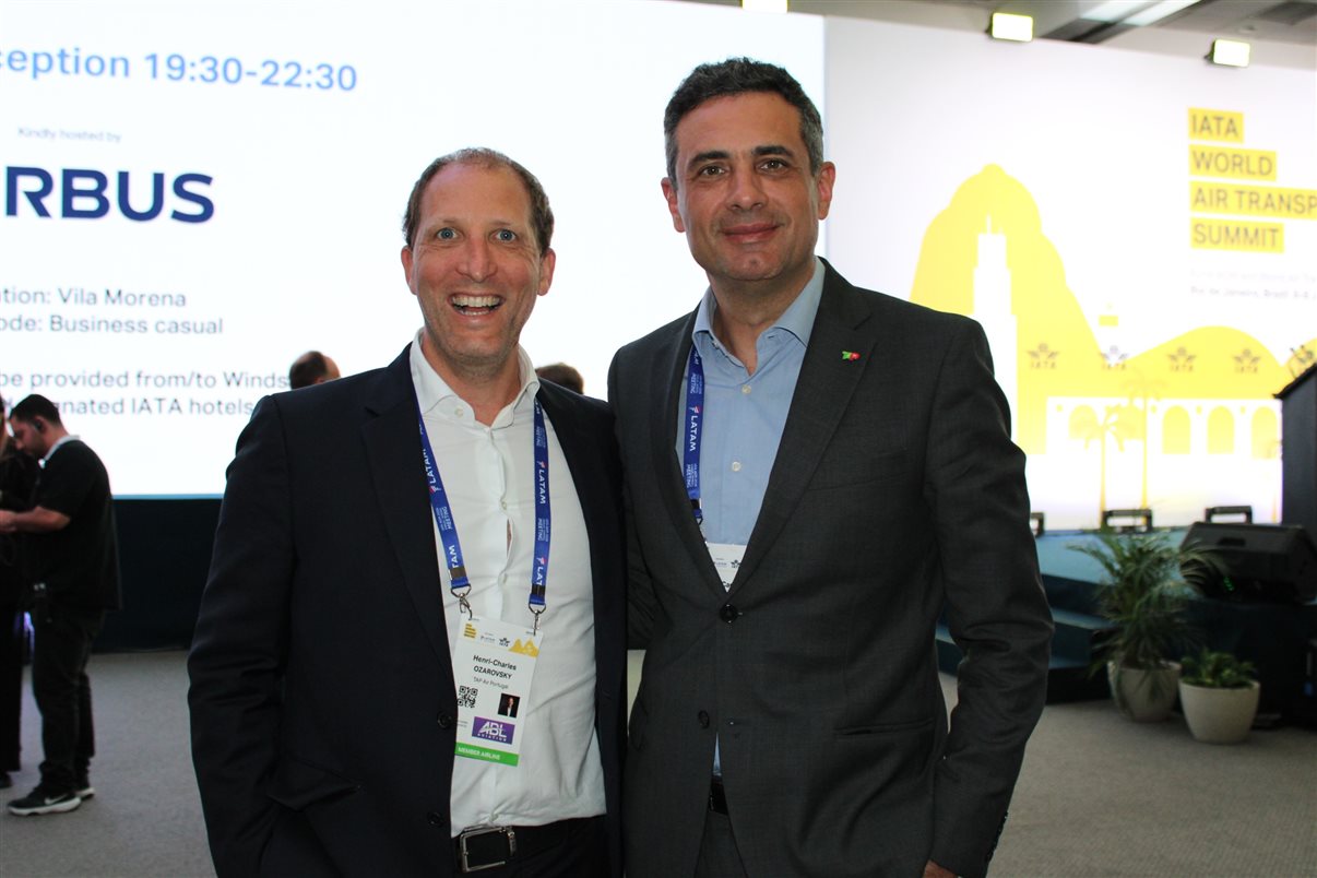 Daniel Longo e Clarissa Barros, do Ministério de Portos e Aeroportos, Renata Fonseca e Alberto Fajerman, da Gol, e Juliano Noman, da Abear