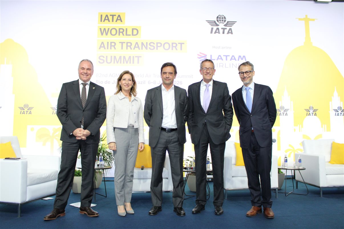 Güliz Öztürk, CEO da Pegasus Airlines, Con Korfiatis, CEO da Oman Air, Luís Rodrigues, CEO da Tap Air Portugal, Richard Quest, da CNN, e Adrian Neuhauser, CEO do Grupo Abra