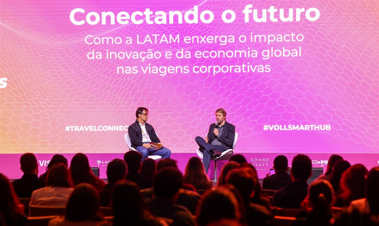 Eduardo Vasconcellos, da VOLL, e Jerome Cadier, CEO da LATAM Airlines Brasil, no palco do 4º Travel Connect