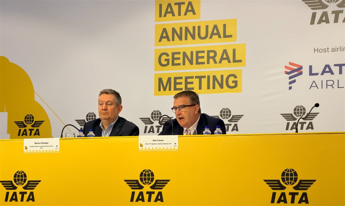 Nick Careen, diretor de Segurança e Operações da Iata, ao lado de Markus Ruediger, diretor de Comunicação da Iata