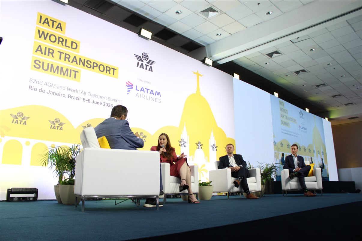 No outro painel, especialistas analisaram o comportamento dos passageiros em situações de emergência e os desafios enfrentados pelas tripulações durante evacuações