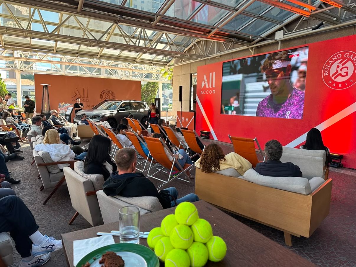 Área externa do Pullman Ibirapuera se transforma em arena para convidados assistirem à final de Roland Garros 2026 (veja mais fotos no álbum ao fim da notícia)