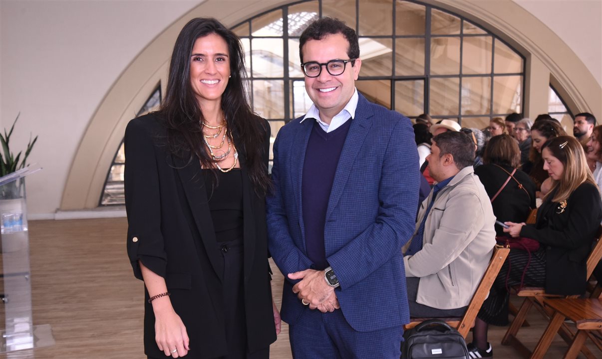 Júlia Saluh, diretora de Relações Internacionais da InvestSP, e o secretário municipal de Turismo de São Paulo, Gustavo Lopes