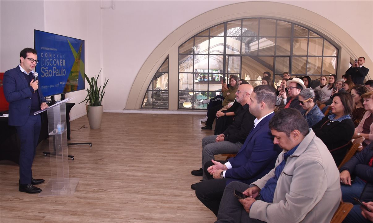 O projeto DiscoverSP reuniu parceiros em um dos pontos turísticos da cidade, o Mercadão, que é visto ao fundo na sala de reunião