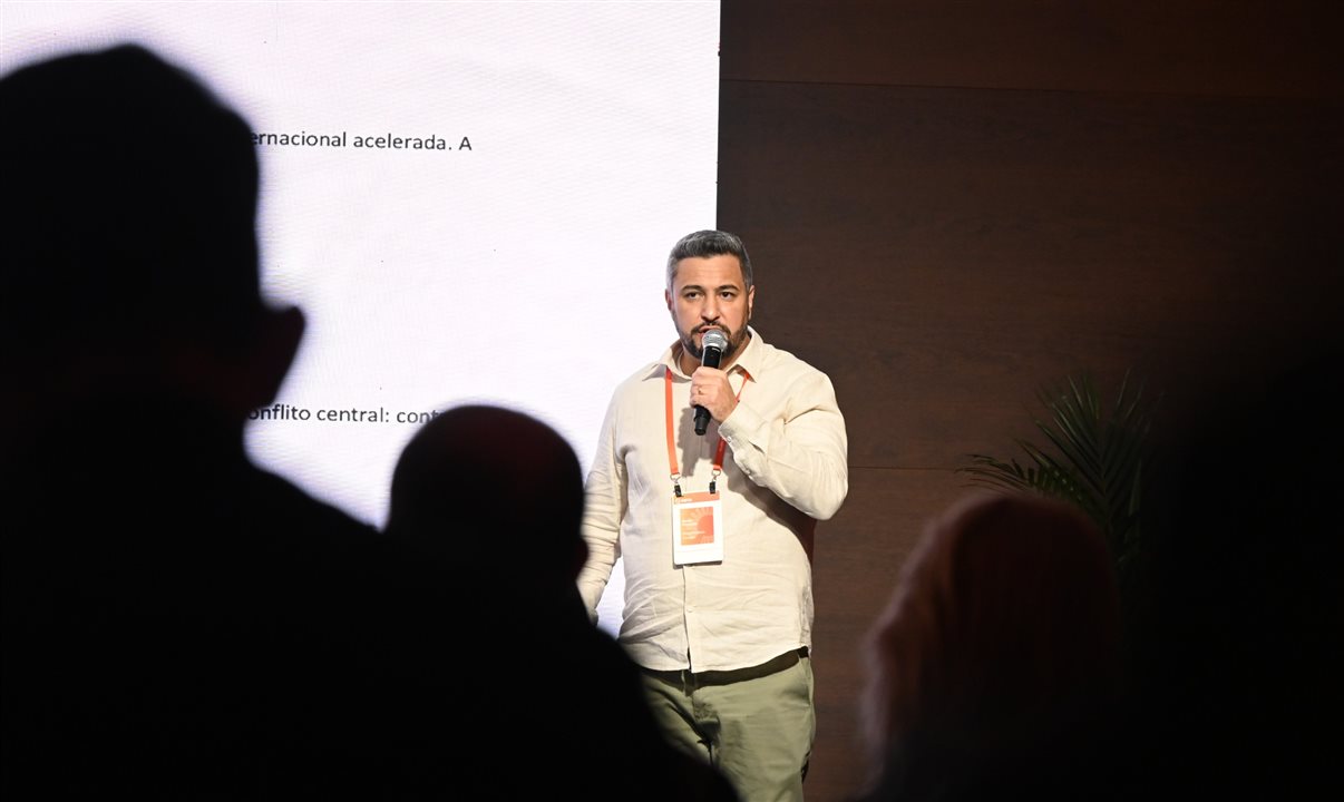 Marco Penteado falou sobre geopolítica, economia e IA nas viagens corporativas