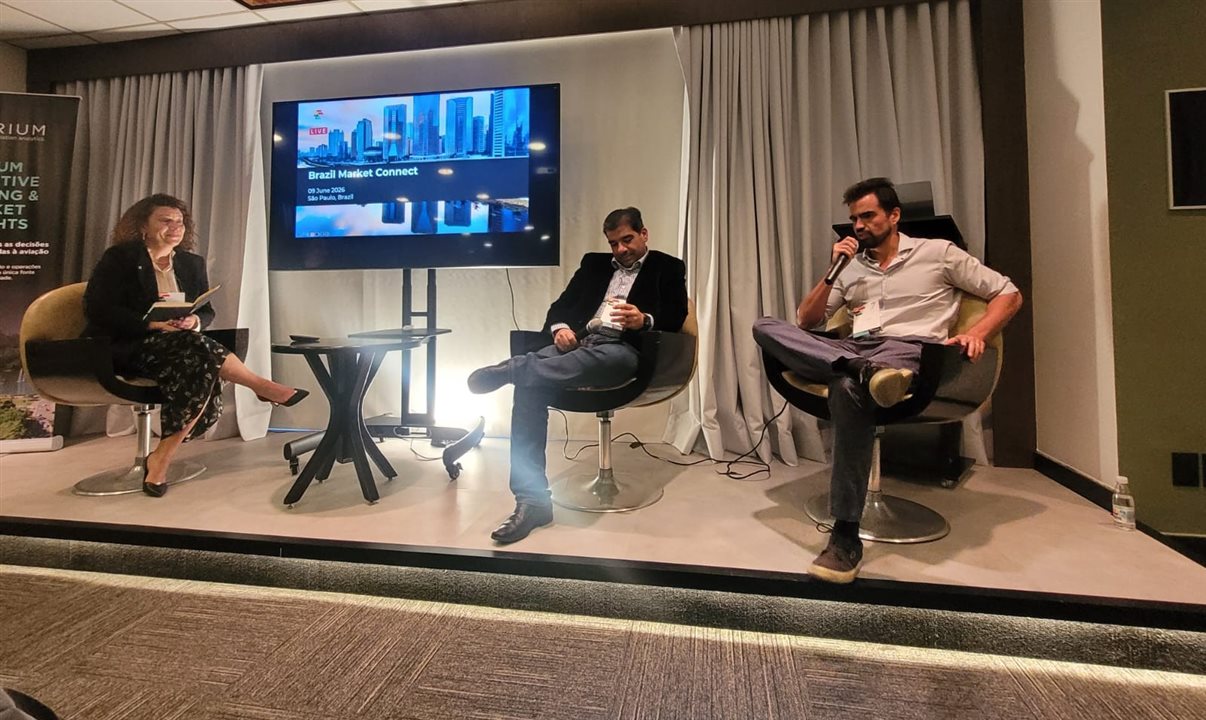 Daniela Arrebola, da Cirium, media painel com Carlos Fornari Jr, da Copastur, e Vitor Megale, da BeFly