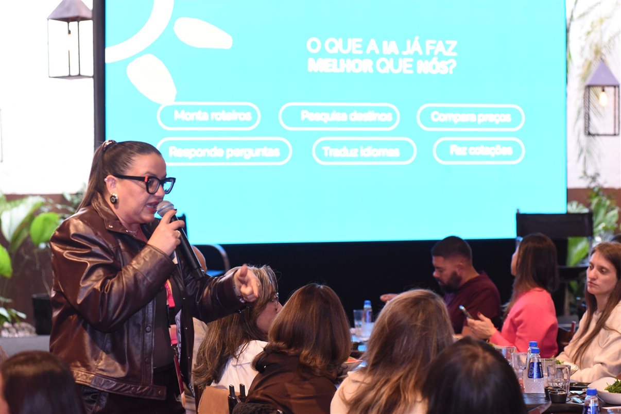 Janaína Araujo, CEO da Lékè Destination Strategy & Representation e representantes do Turismo de Curaçao no Brasil