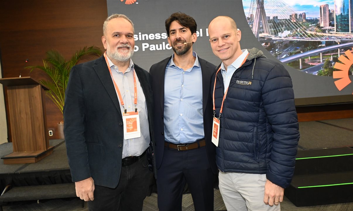 Daniel Duarte, da GBTA, entre Artur Luiz Andrade e José Guilherme Alcorta, da PANROTAS