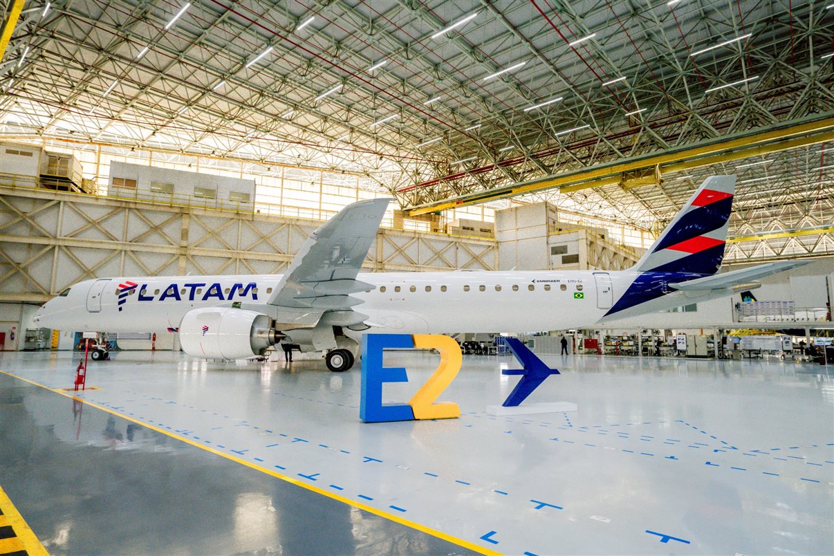 Entrada em operação dos E195-E2 faz parte do acordo anunciado entre Latam e Embraer em 2025, que prevê 24 aeronaves em pedido firme e outras 50 opções de compra