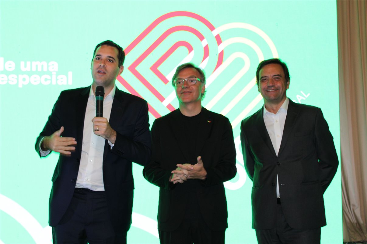 Eduardo Cavaliere, prefeito do Rio, com Carlos de Oliveira, chairman, e Luís Rodrigues, CEO da Tap