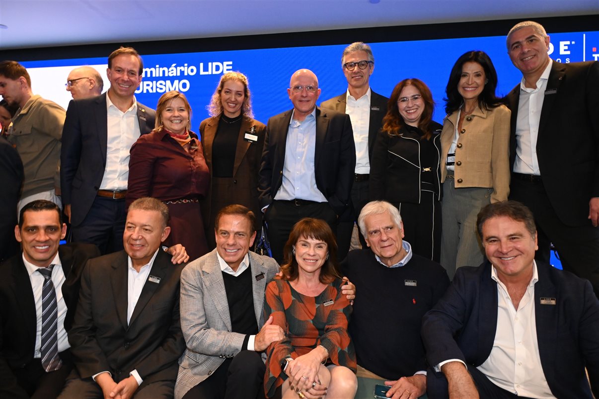 Adrian Ursilli (MSC Cruzeiros), Estela Farina (NCL), Raquel Moura (Agaxtur), Aldo Leone Filho (Agaxtur), Marco Ferraz (Clia Brasil), Ana Carolina Medeiros (Abav Nacional), Patty Leone (Agaxtur) e Dario Rustico (Costa Cruzeiros). Sentados: Siderley Santos (Abracorp), Alexandre Sampaio (CNC e FBHA), João Doria Jr (LIDE), Jeanine Pires (Pires Inteligência de Destinos), Caio Luiz de Carvalho (Band) e Vinicius Lummertz (Milken Institute)