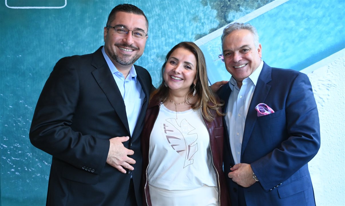 Gustavo Colin, diretor de Vendas México, América Latina e Ásia do Grupo Xcaret, Lizeth Alvarez, diretora executiva comercial do grupo, e Akis Neocleous, Chief Hotels Officer