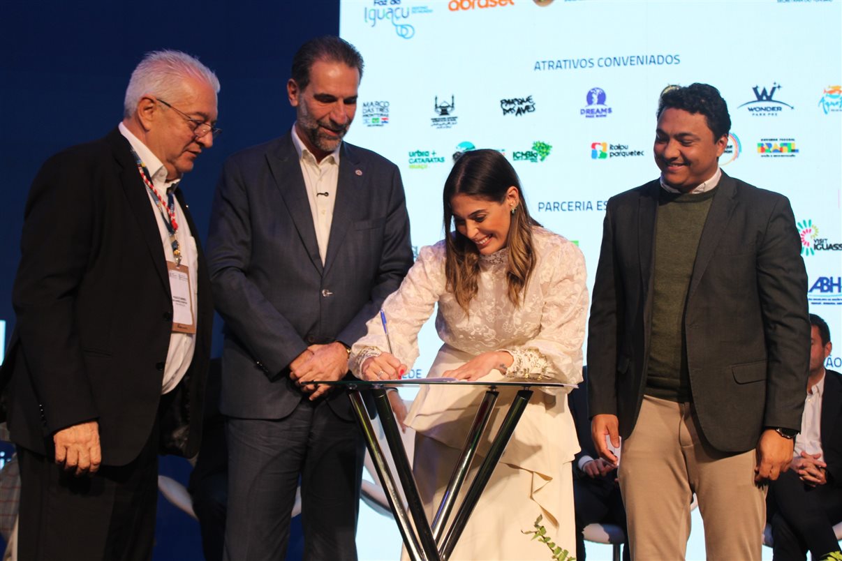 Paulo Angeli, da FIT Cataratas, Enio Verri, do Itaipu Binacional, Marina Marinho, do Fornatur, e Yuri Benites, do Itaipu Binacional