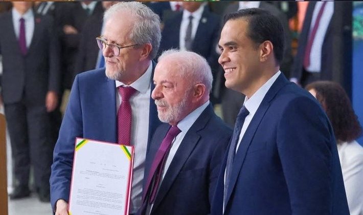 João Paulo Capobianco, presidente Lula e Gustavo Feliciano, com o novo decreto