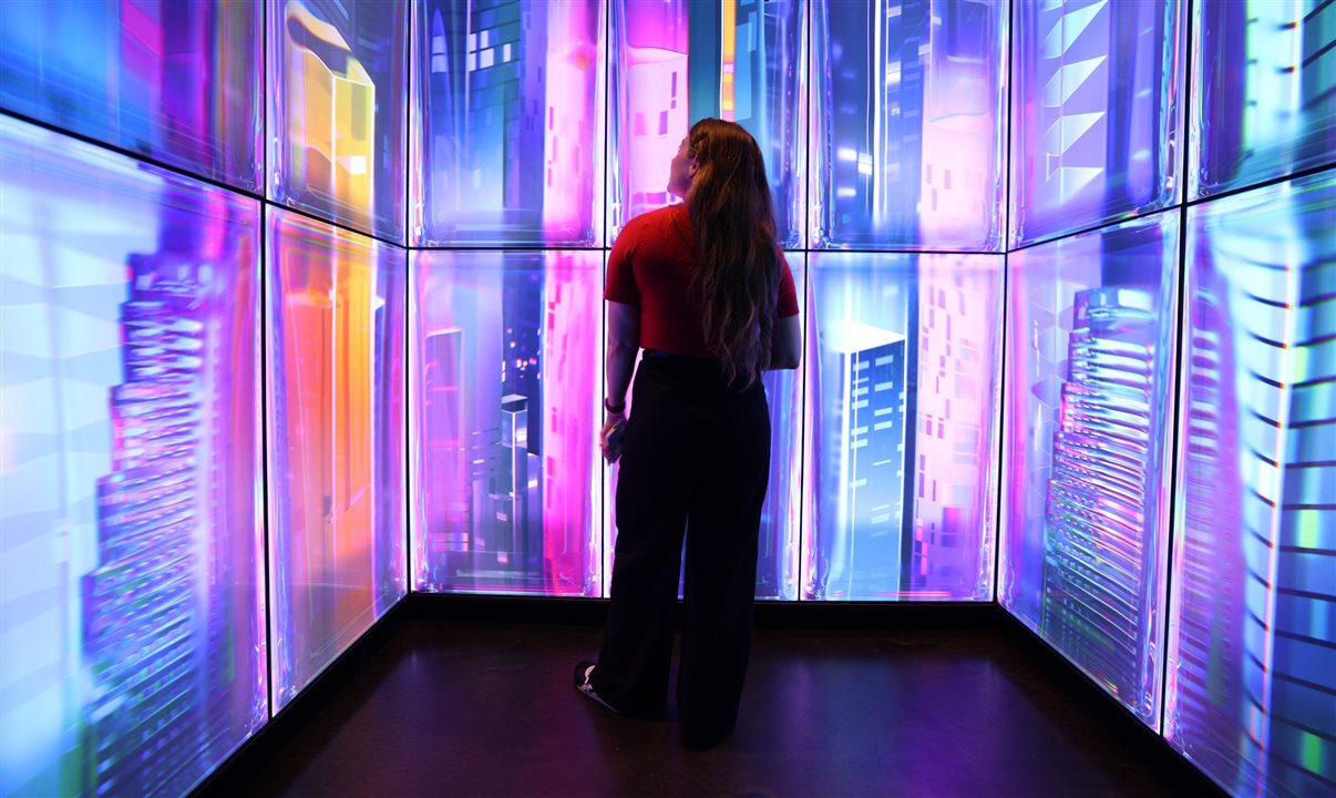 Suba em um elevador cinematográfico que usa recursos visuais e sonoros para simular a subida de 100 andares acima de Manhattan em menos de 60 segundos