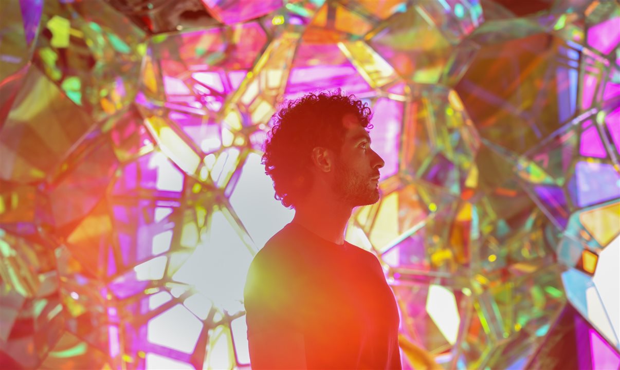 Cristais enormes – transparentes, reflexivos e vivos com cores – que interagem com a luz de maneiras inesperadas de manhã até a noite