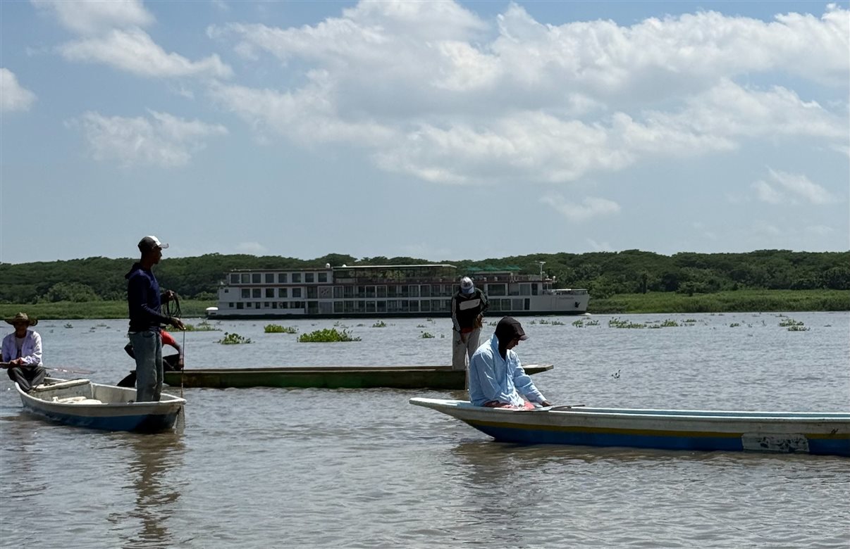 O AMAMelodia cruza com canoas artesanais de pescadores ao longo da viagem
