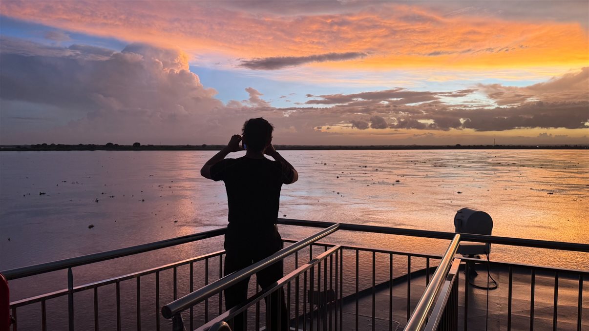 Passageiro do AMAMelodia fotografa o crep&uacute;sculo no rio Magdalena