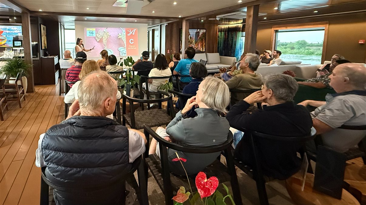 Durante o cruzeiro, há algumas palestras no lounge interno do navio