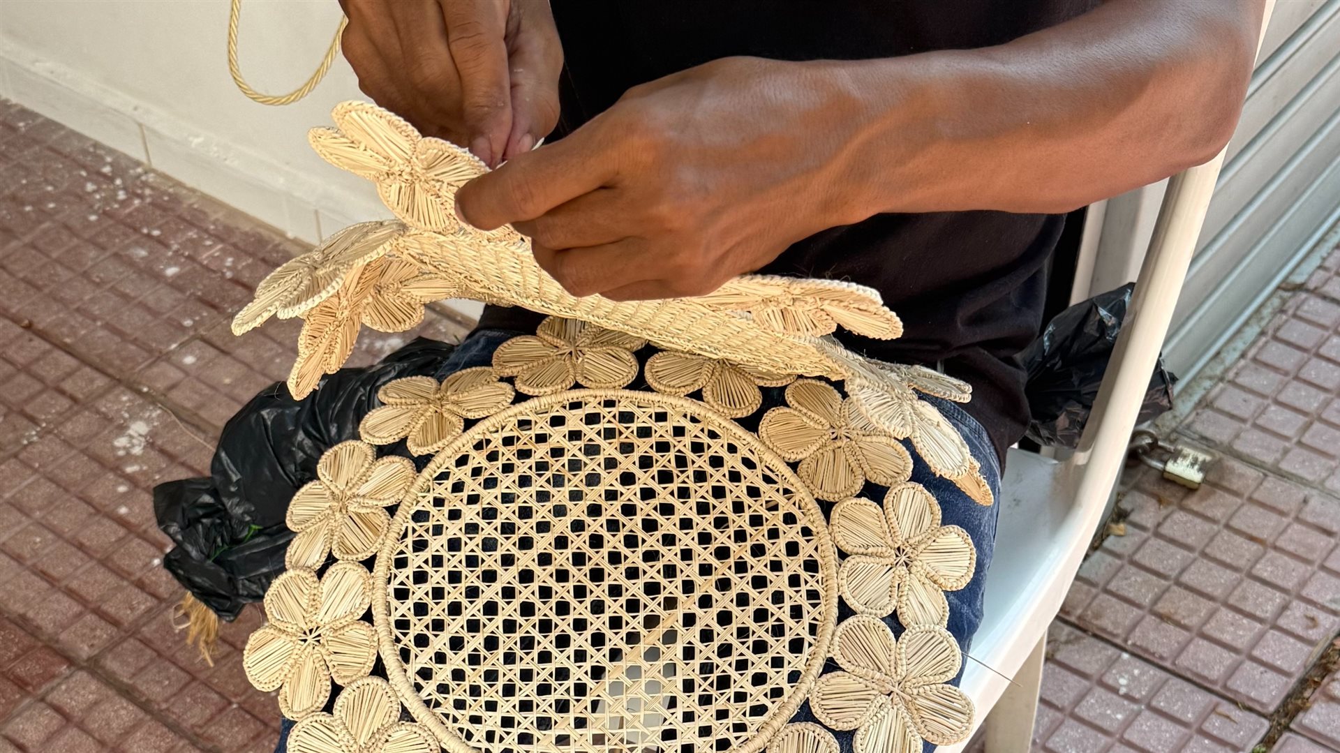 Artesão trabalha a palha da iraca em Usiacurí