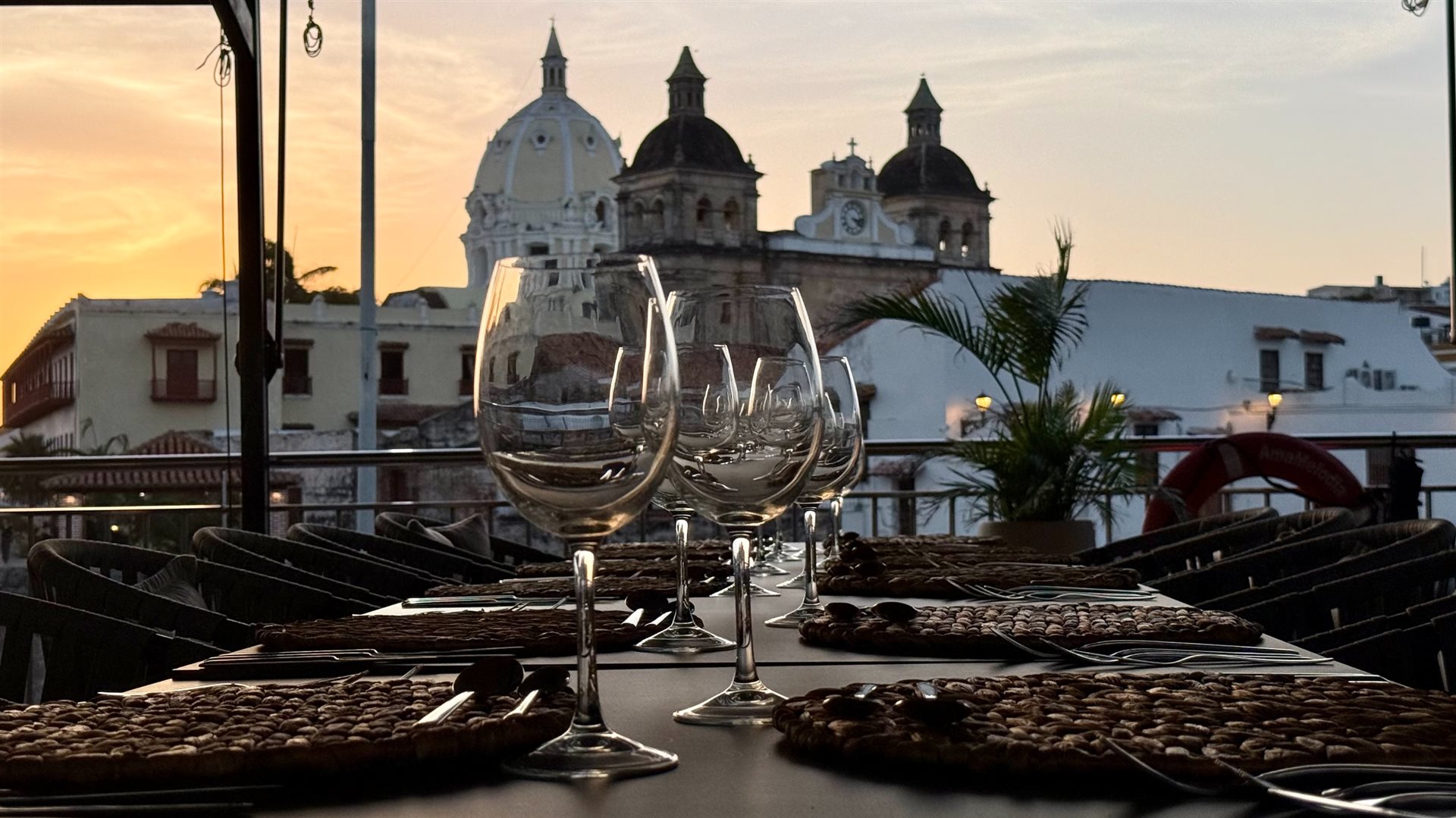 Mesa posta para o último Menu Bolíviar da viagem, diante da cidade amuralhada, em Cartagena