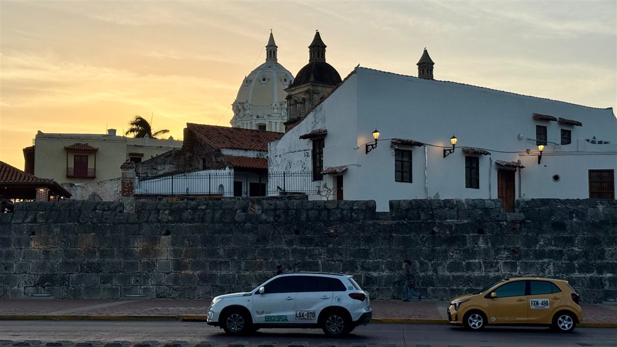 O AMAMelodia atraca bem diante da cidade amuralhada em Cartagena