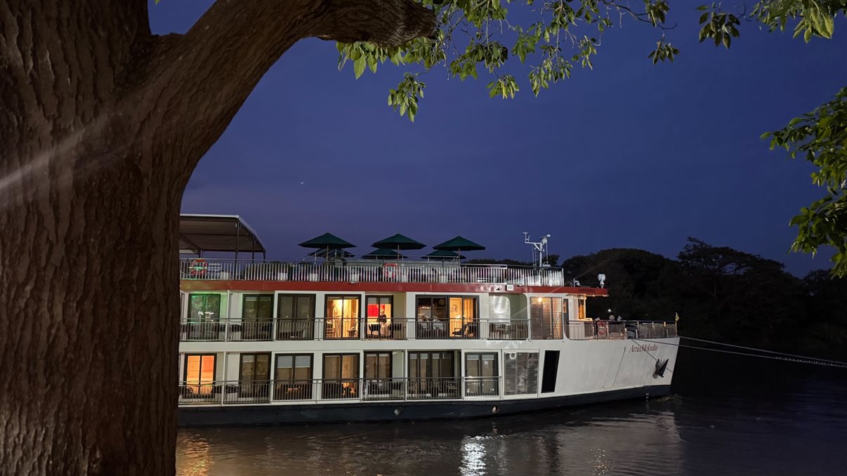 O AMAMelodia atracado em Mompox