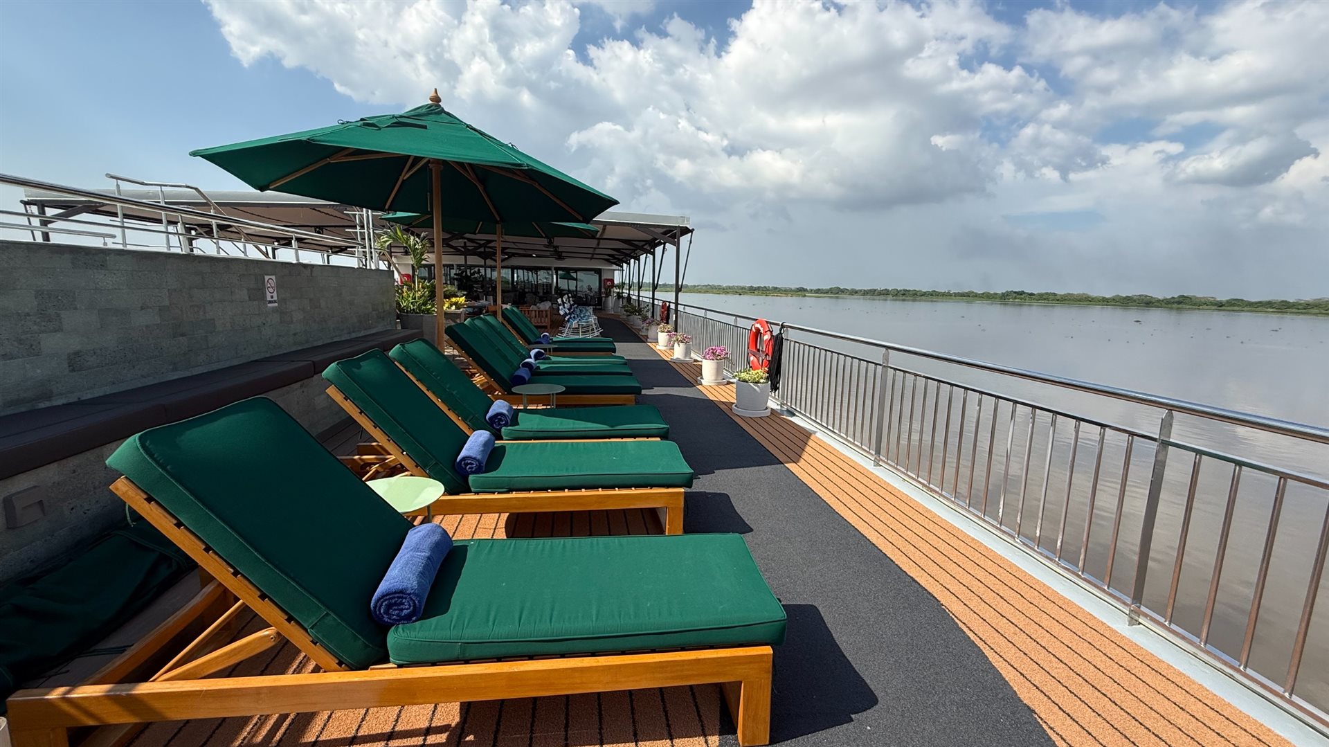 Vista parcial do deck externo do AmaMelodia